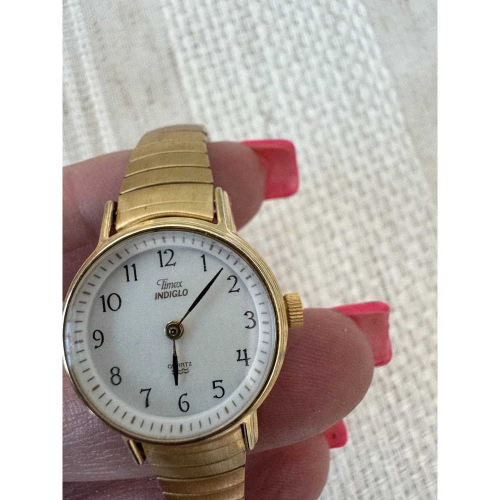 Women's Timex Indiglo. 4,775,964 4,527,096. Classic design‎ with white face